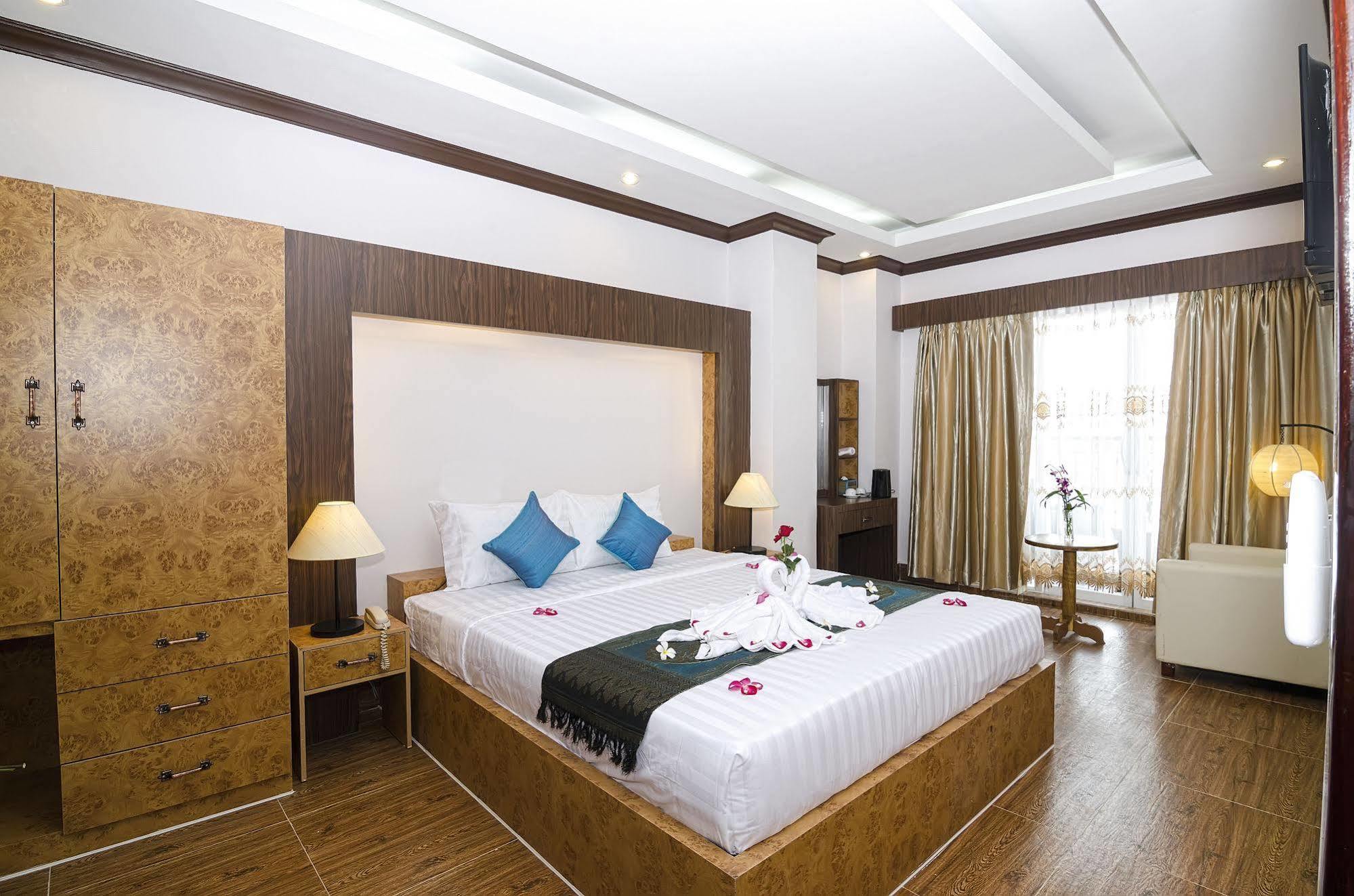 Phuminh Hotel Riverside Phnom Penh Esterno foto
